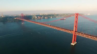 Ponte 25 de Abril Lizbon'daki nehirde sabah hava görünümünü üzerinde köprü