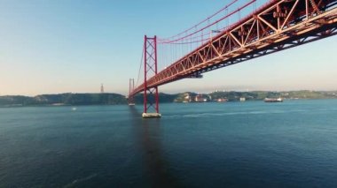 Ponte 25 de Abril sabah hava görünümünü, Lizbon'daki Tagus Nehri üzerinde köprü