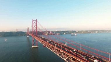 Köprü Ponte 25 de Abril araçlarda Lizbon Nehri, sabah havadan görünümü