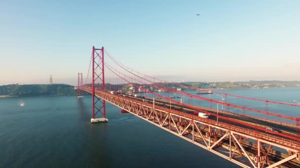 Autos auf Brücke Ponte 25 de abril über den Fluss in Lissabon am Morgen Luftaufnahme — Stockvideo