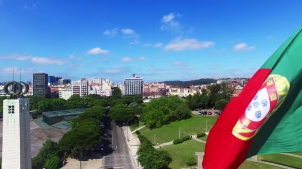 Drapeau Portugais dans le Parc Eduardo VII à Lisbonne, Portugal vue aérienne — Video