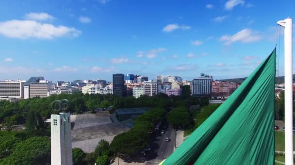 Bandera Portuguesa ondeando en el Parque Eduardo VII en Lisboa, Portugal vista aérea — Vídeo de stock