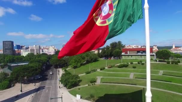 Bandera Portuguesa ondeando en el Parque Eduardo VII en Lisboa, Portugal vista aérea — Vídeos de Stock