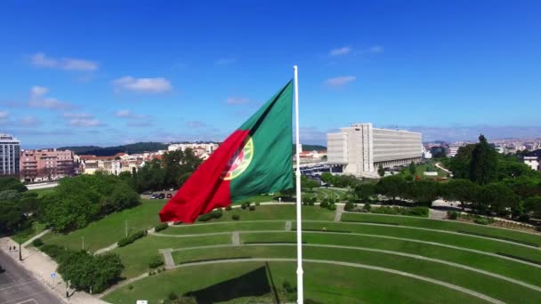 Bandera Portuguesa ondeando en el Parque Eduardo VII en Lisboa, Portugal vista aérea — Vídeos de Stock