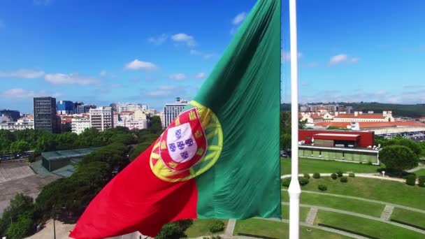 Portugese vlag zwaaien in Eduardo Vii-Park in Lissabon, Portugal-luchtfoto — Stockvideo