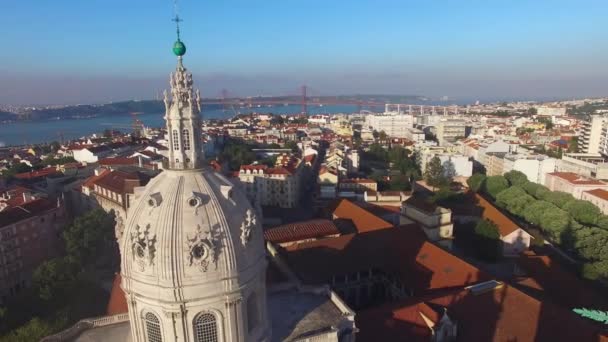 Kupolen i Estrela basilikan på en bakgrund av Lissabon på morgonen Flygfoto — Stockvideo