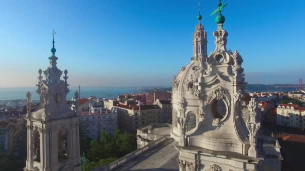 Huvudsakliga fasad av Estrela basilikan i Lissabon på morgonen Flygfoto — Stockvideo