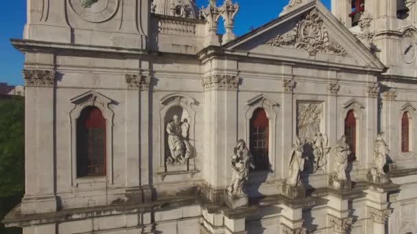 Fachada principal de la Basílica de Estrela en Lisboa a la vista aérea de la mañana — Vídeos de Stock