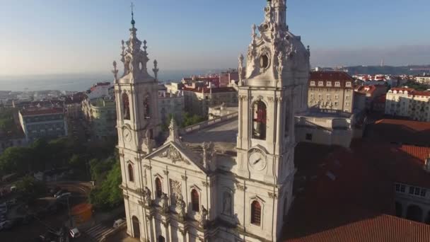 Fachada principal de la Basílica de Estrela en Lisboa a la vista aérea de la mañana — Vídeo de stock