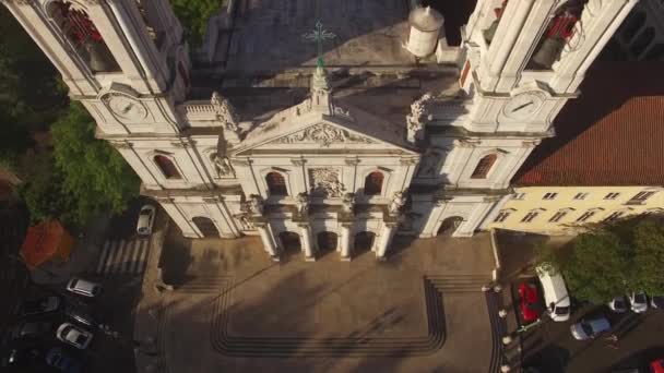 Huvudsakliga fasad av Estrela basilikan i Lissabon på morgonen Flygfoto — Stockvideo