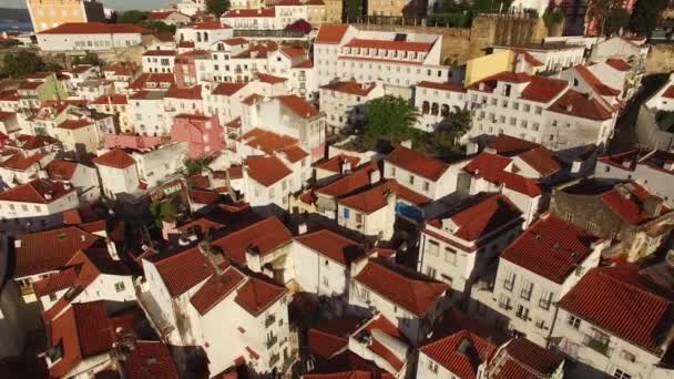 Tetti e stradine di Alfama nella vecchia Lisbona al mattino vista aerea — Video Stock