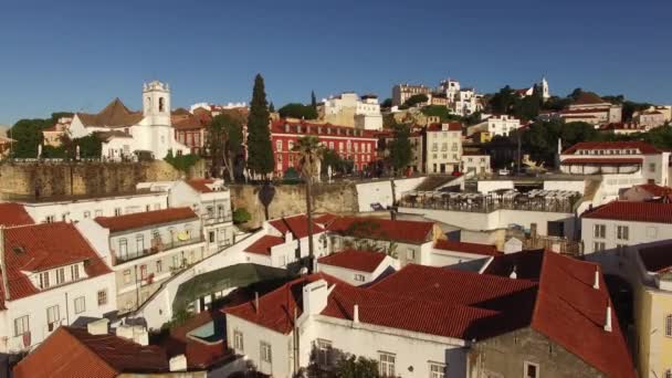 Çatılar ve Alfama sabah hava görünümünü, eski Lizbon dar sokaklarında — Stok video