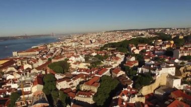 Sabah hava görünümünü eski Lizbon ve Tagus Nehri panoramik manzaralı