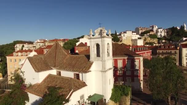 Liten kyrka i gamla Lissabon satellitvyn — Stockvideo