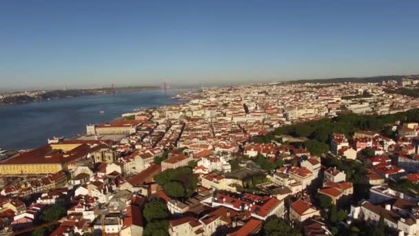 Panoramisch uitzicht van oude Lissabon en Taag river, ochtend luchtfoto — Stockvideo