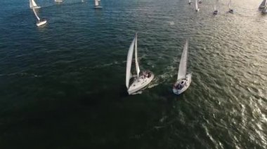 Yukarıdan su hava görünümünü yatlar