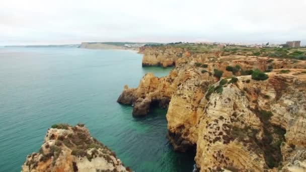 Acantilados en el océano cerca de Ponte Piedade Lagos Portugal vista aérea — Vídeos de Stock