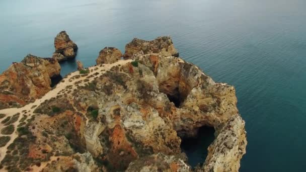 Rotsen in de Oceaan in de buurt van Ponte Piedade Lagos Portugal — Stockvideo