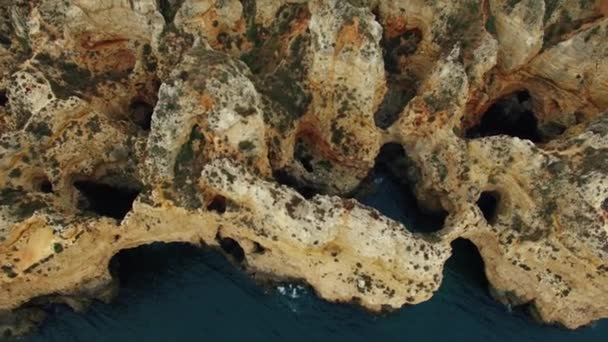 Rotsen in de Oceaan in de buurt van Ponte Piedade Lagos Portugal luchtfoto — Stockvideo