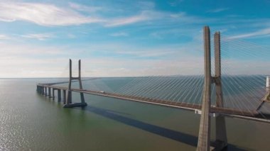 Modern köprüden güzel nehir havadan görünümü