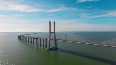 Modern köprüden güzel nehir havadan görünümü