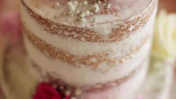 Красивый свадебный торт украшен цветами — стоковое видео