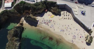 Kayalıklarla Lagos havadan görünümü yakınındaki plajda Üstten Görünüm