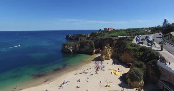 Oceano e spiaggia vicino alle scogliere Lagos Portogallo vista aerea — Video Stock