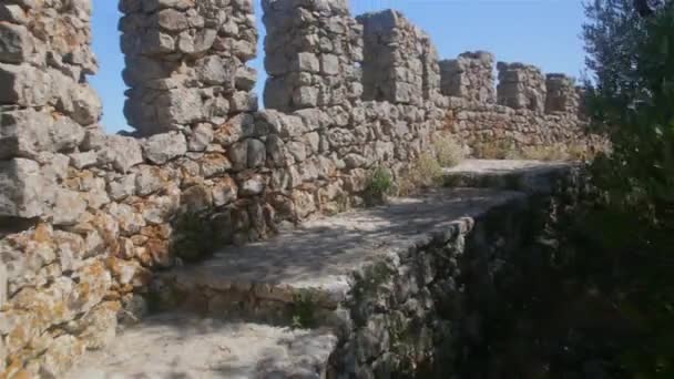 Paso a través de la muralla del Castillo Portugal — Vídeos de Stock