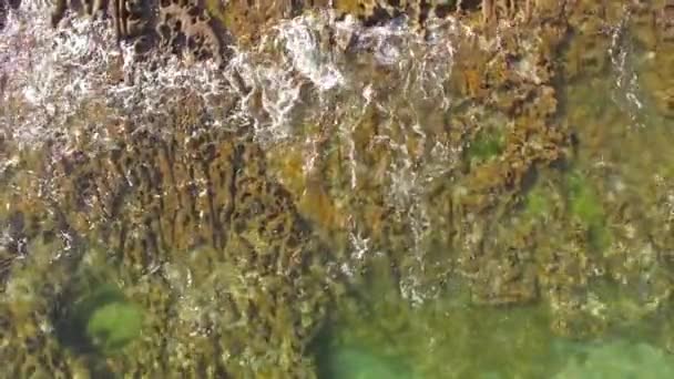 Surf océanique sur la plage rocheuse vue aérienne 