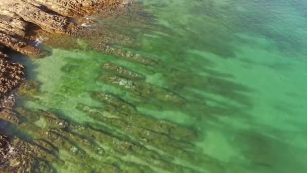 Emeraude vague de l'océan sur une plage rocheuse vue aérienne 