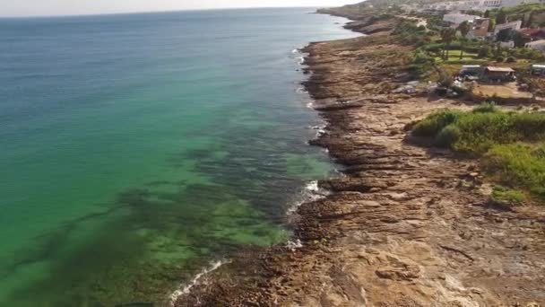 Όμορφη πόλη nead ωκεανό βραχώδη παραλία Λάγος, Praia da Luz, Algarve, Πορτογαλία — Αρχείο Βίντεο