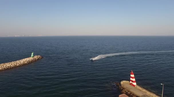 Motoros hajó belép a kikötő, Lagos, Portugália-légifelvételek — Stock videók