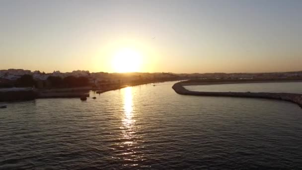 Łódź płynie na przystani w zachód słońca widok z lotu ptaka — Wideo stockowe