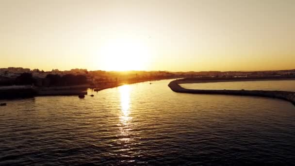 Barco flota en el puerto deportivo al atardecer vista aérea — Vídeo de stock