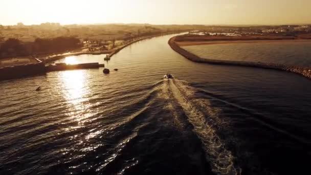 Csónak jön a kikötőt, a naplemente légifelvételek — Stock videók