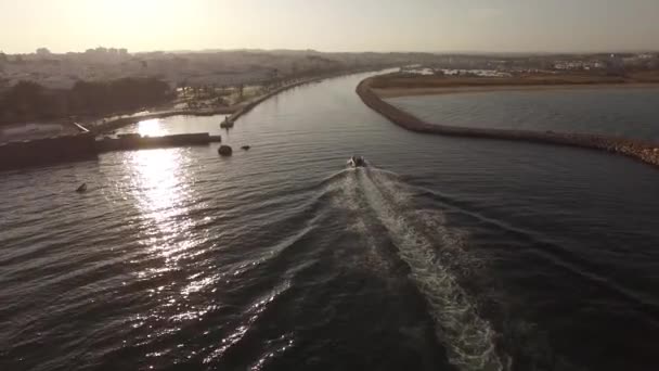 Barco entra no porto ao pôr-do-sol vista aérea — Vídeo de Stock