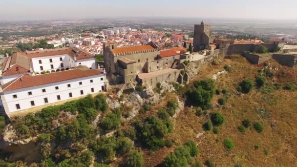 Castelo de Palmela z miasta na tle widok z lotu ptaka — Wideo stockowe