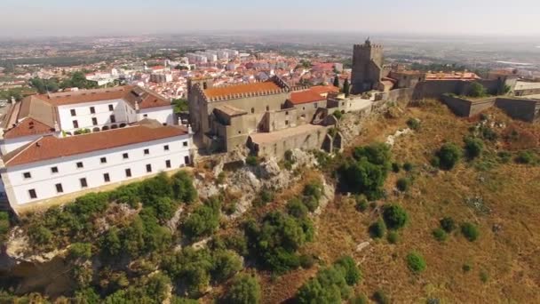 Castelo de Palmela mit Stadt im Hintergrund — Stockvideo