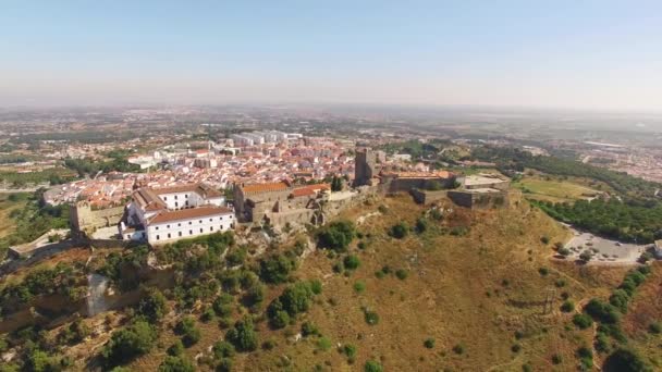 Castelo de Palmela avec ville en arrière-plan vue aérienne — Video