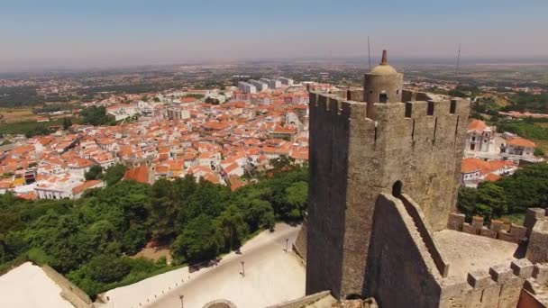 Башти середньовічної Castelo де Palmela на тлі пташиного міста — стокове відео