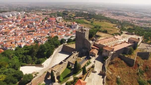 Castelo medieval em uma montanha no fundo da vista aérea da cidade — Vídeo de Stock