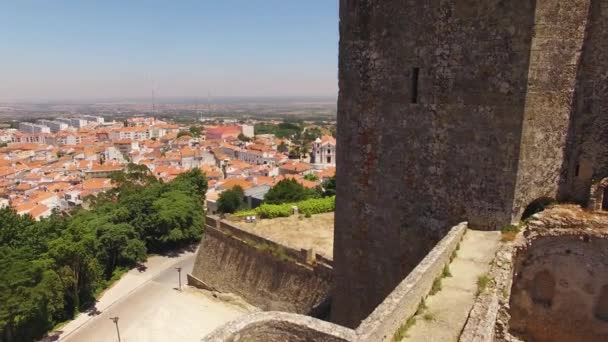 Stå hög av medeltida Castelo de Palmela på bakgrund av satellitvyn city — Stockvideo