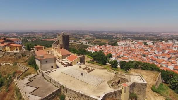 Stå hög av medeltida Castelo de Palmela på bakgrund av satellitvyn city — Stockvideo