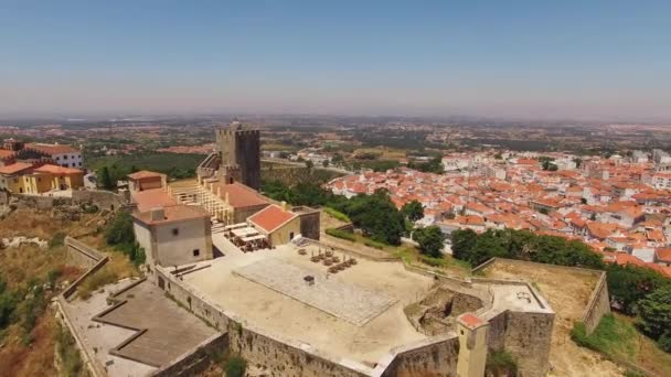 A háttérben a város a légi felvétel a középkori Castelo de Palmela-torony — Stock videók