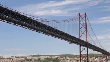 25 Nisan Köprüsü'nün gökyüzü arka plan Lizbon Portekiz '