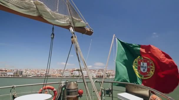 Portugese vlag op een schip op de achtergrond van de stad Lissabon Portugal — Stockvideo