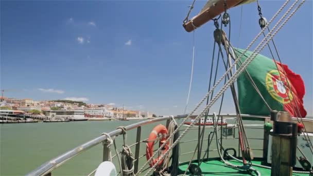 Bandera portuguesa en un barco en el fondo de la ciudad Lisboa Portugal — Vídeos de Stock