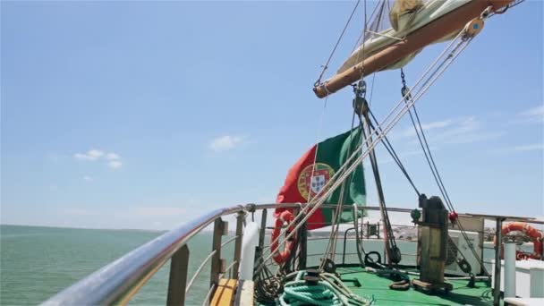 De Portugese vlag wawing op een jacht op water achtergrond — Stockvideo