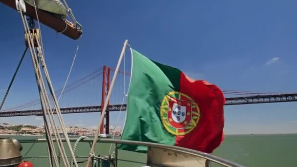 Bandera portuguesa en un barco en el puente del 25 de abril de fondo Lisboa Portugal — Vídeos de Stock